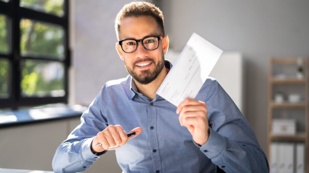 home amb ulleres amb paper a la ma