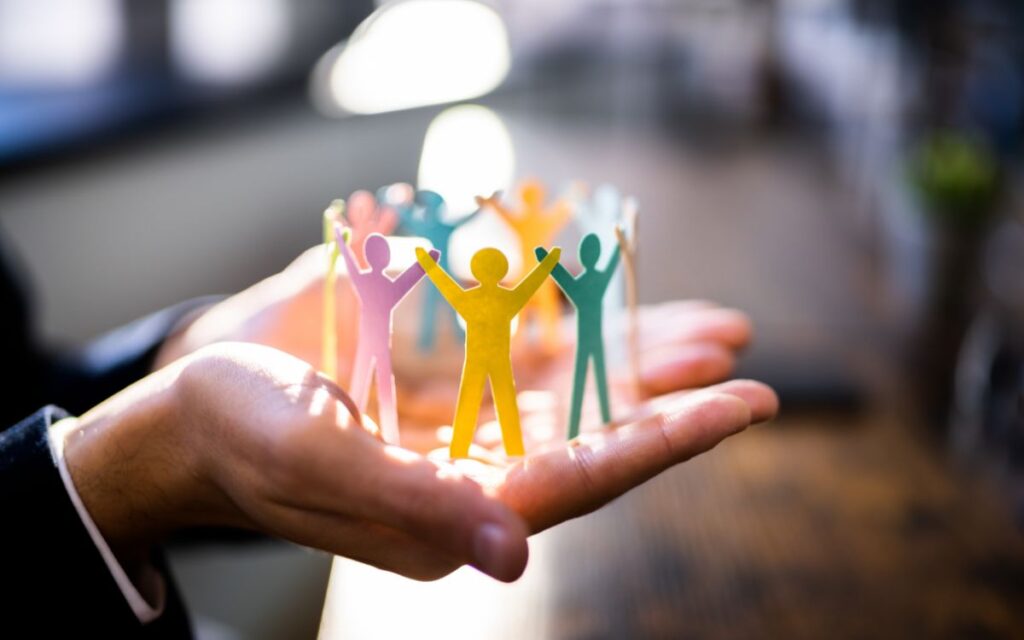 figures de paper en forma de persona sobre les mans d'una persona